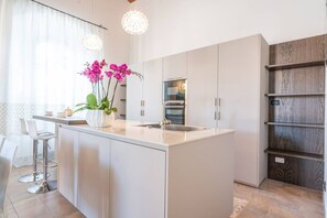 Frigorifero, microonde, forno, piano cottura
