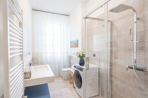 Regadera, secadora de cabello, bidet, toallas 