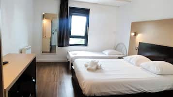 Habitación triple económica | Escritorio, espacio para trabajar con laptop y wifi gratis