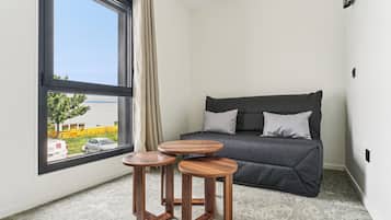 Habitación cuádruple superior | Área de sala de estar | Televisión