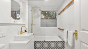 Shower, hair dryer - Brae View House - Pet Friendly (Berry)