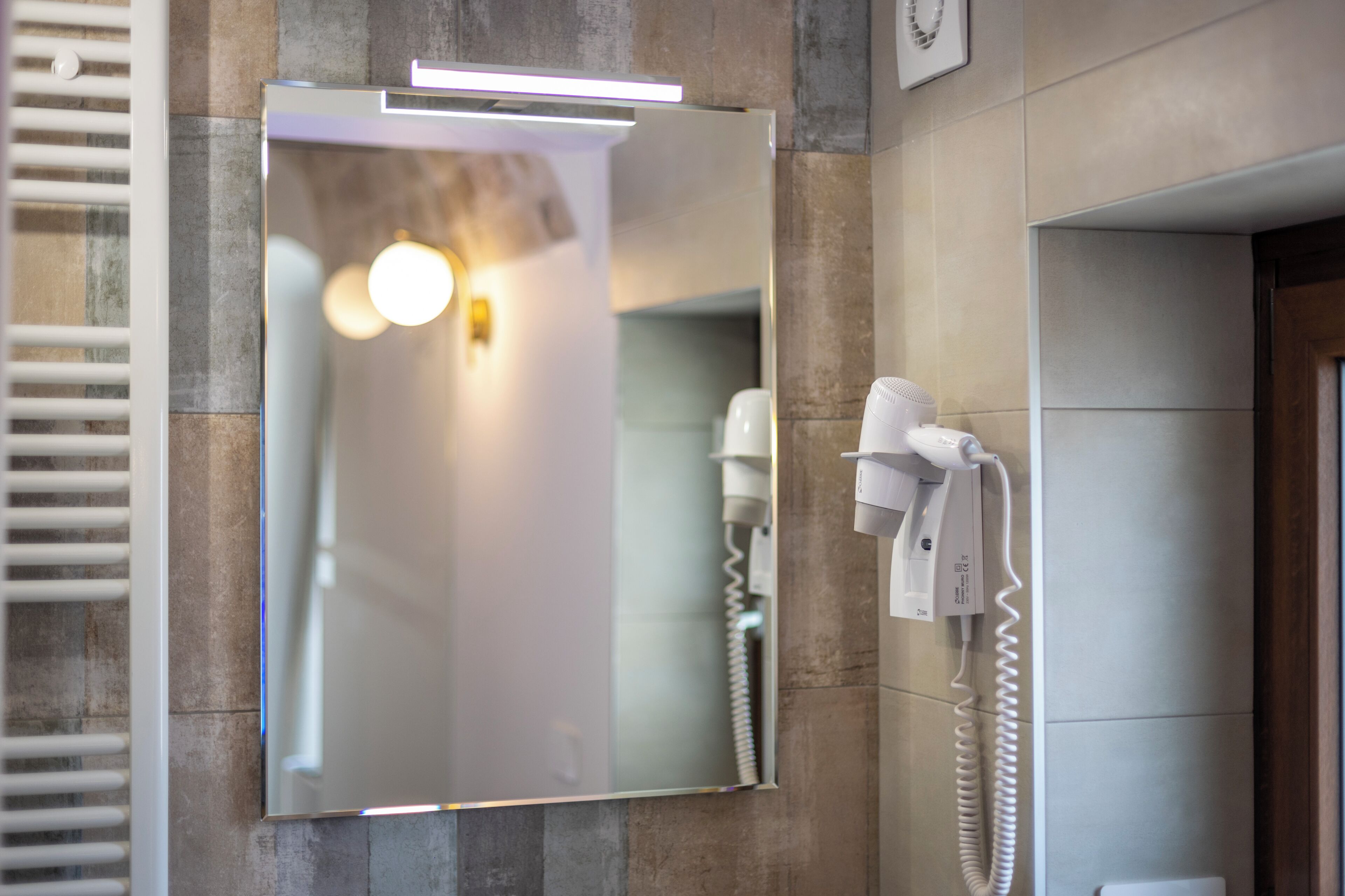 Ducha, secador de pelo, toallas, jabón