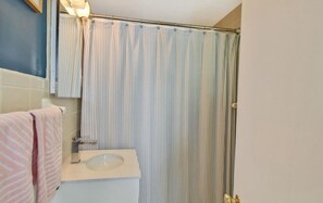 タオル、トイレットペーパー