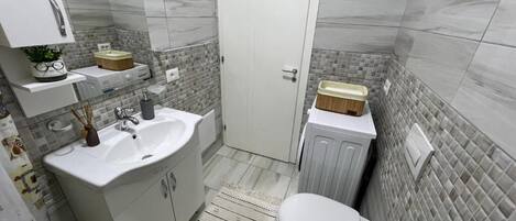 Doccia, asciugacapelli, bidet, asciugamani