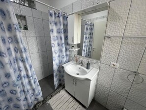 Shower, hair dryer, bidet, towels - 2-bedroom apartment in lovely Shkodër with WiFi, AC (Shkodër)