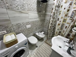 Dusche, Haartrockner, Bidet, Handtücher