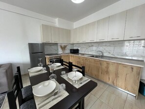 Fridge, microwave, oven, stovetop - 2-bedroom apartment in lovely Shkodër with WiFi, AC (Shkodër)