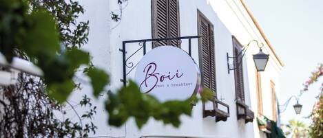 A building with a sign that reads 'Boi rest & breakfast.'
