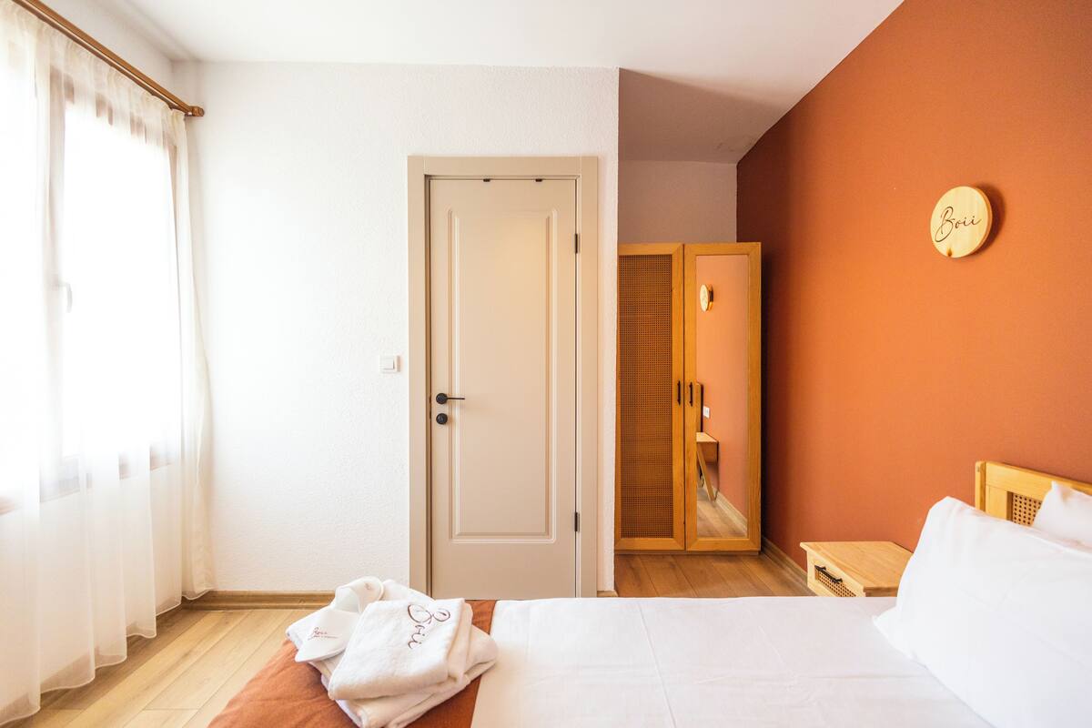 Comfort With Balcony Room | 高級寢具、書桌、筆電工作空間、免費無線上網