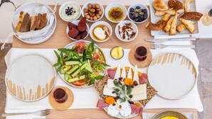 Un buffet de petit-déjeuner proposant une variété de plats et de boissons.