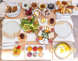 Desayuno típico de la región gratuito y diario