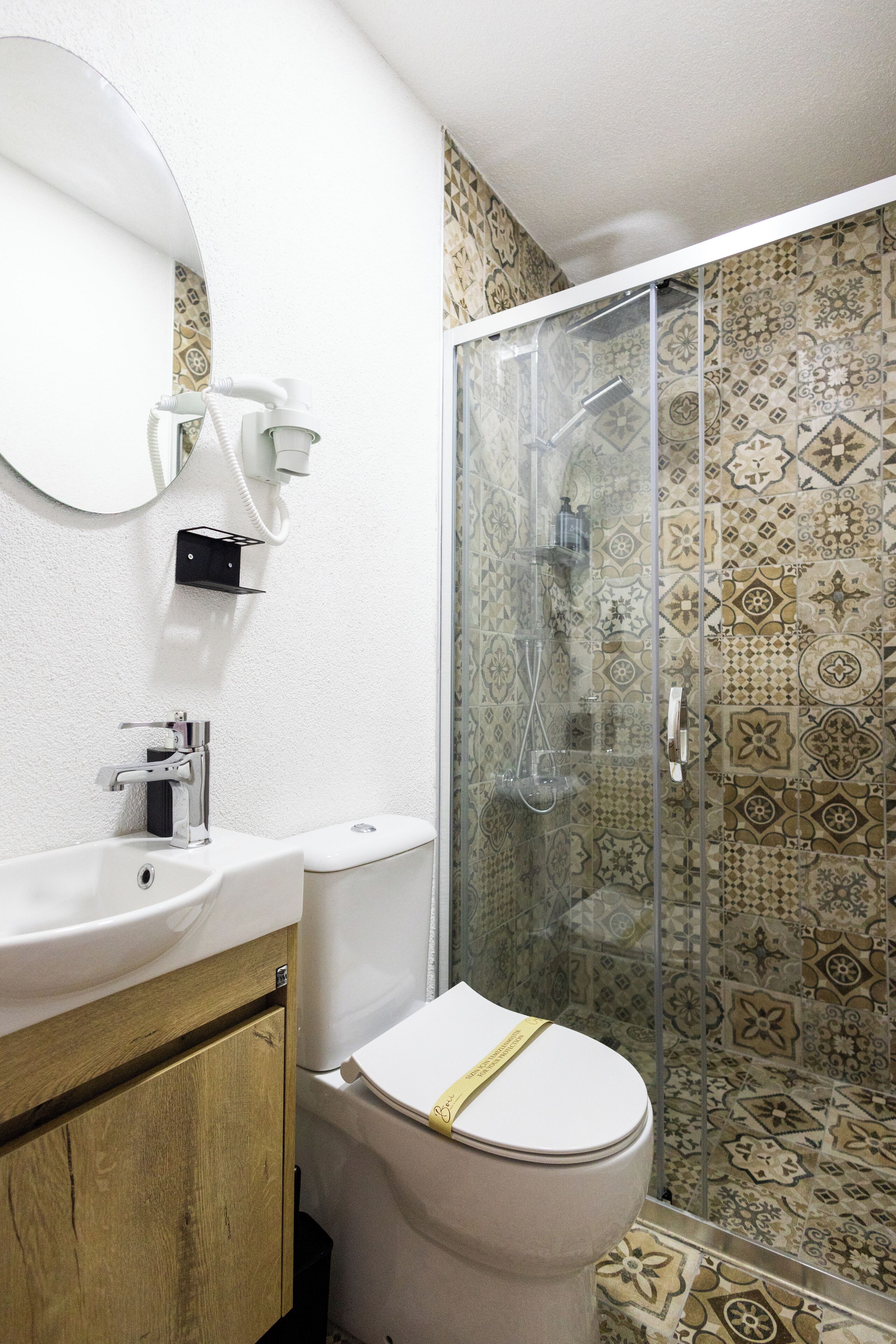 Habitación Confort doble | Baño | Ducha, secador de pelo, toallas y jabón