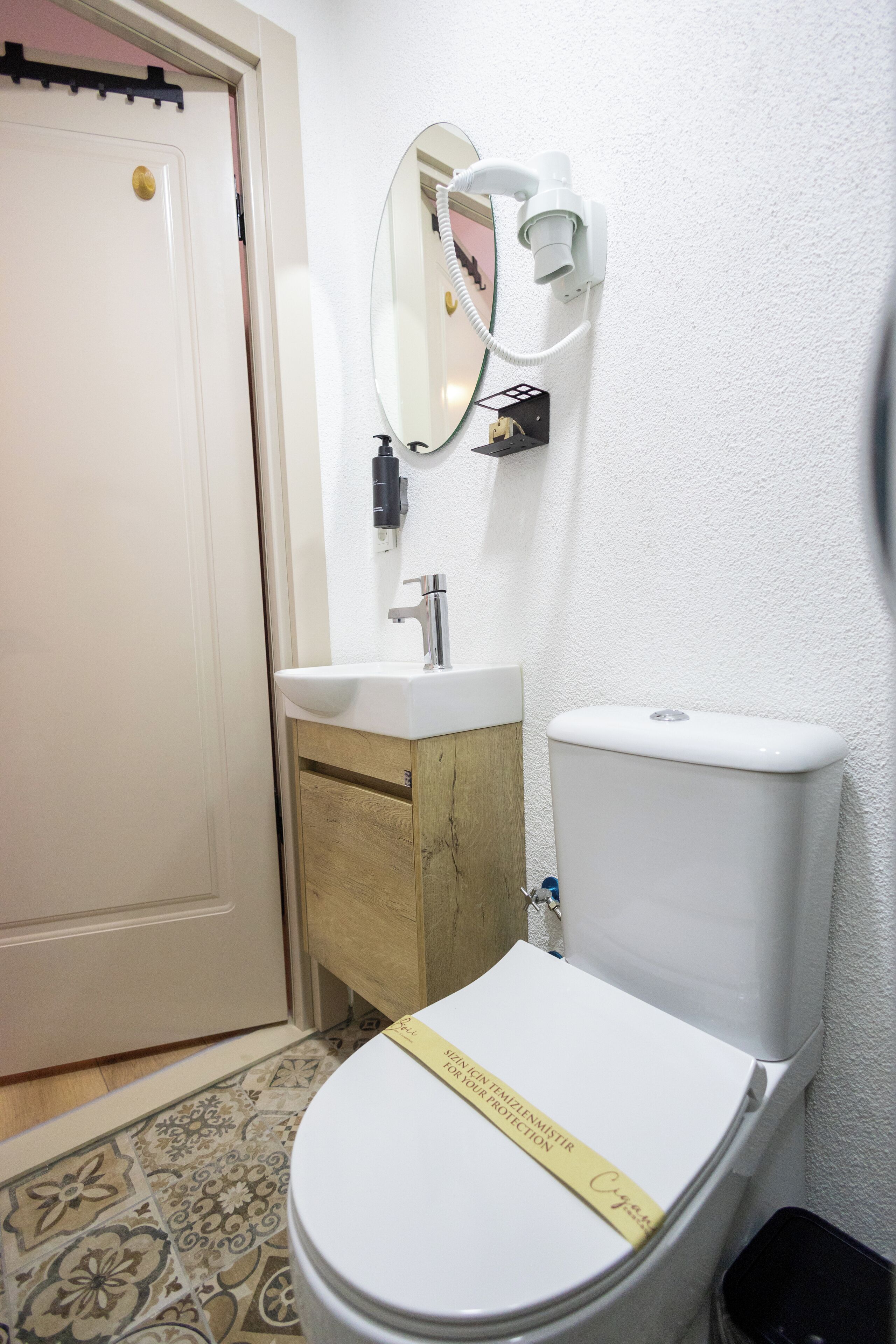 Ein Badezimmer mit Toilette, Waschbecken und Spiegel.