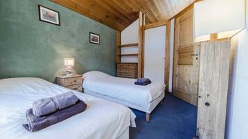 4 bedrooms, iron/ironing board, travel cot, Internet