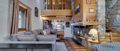 TV, fireplace