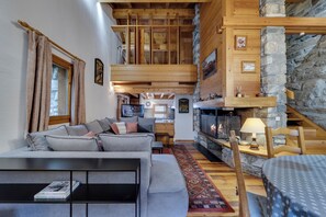 Televisión y chimenea 