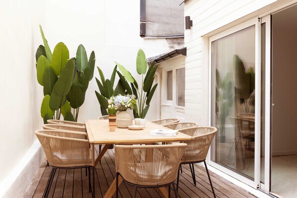 Outdoor dining