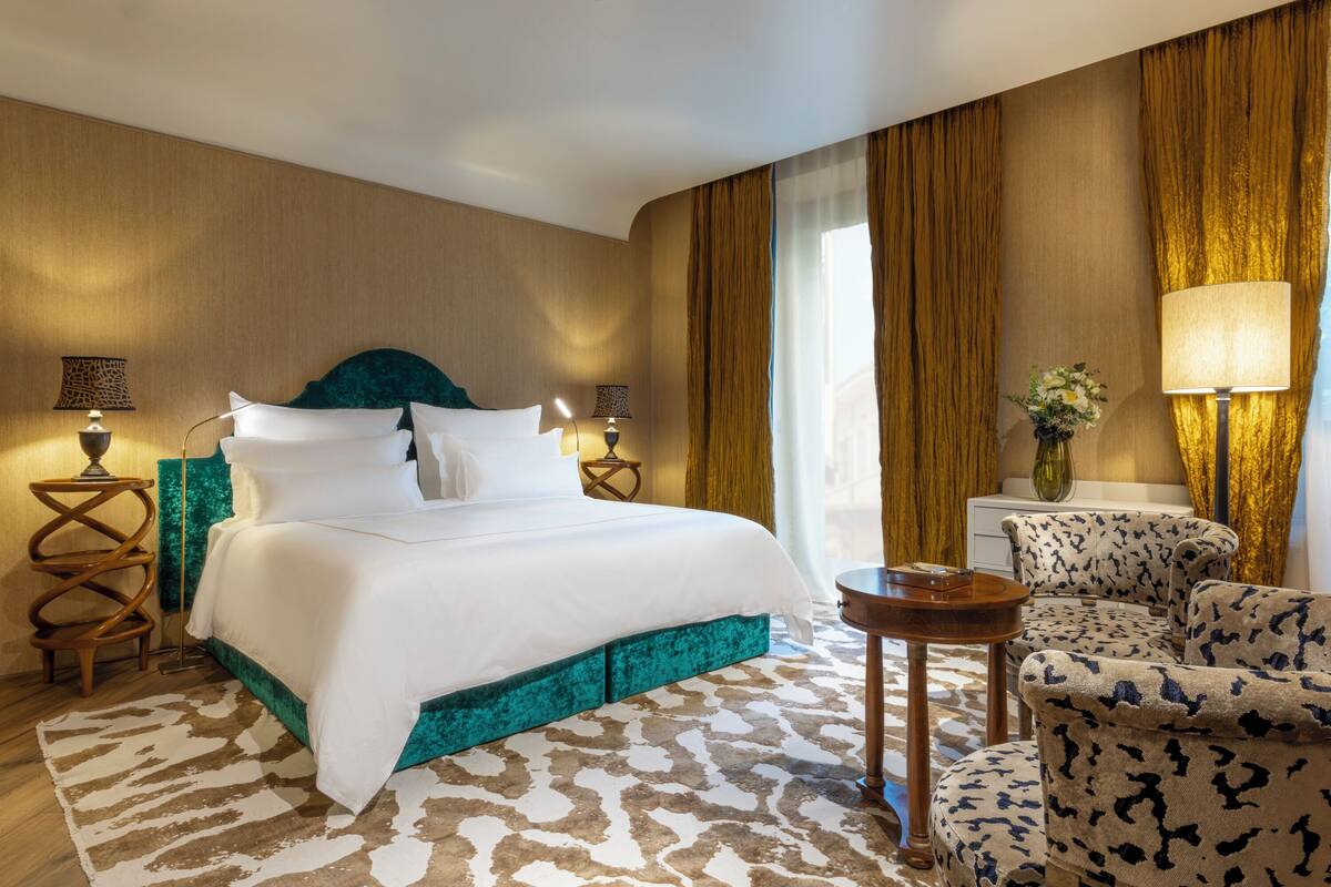 Court Suite | เครื่องนอนระดับพ  รีเมียม, มินิบาร์, ตู้นิรภัยในห้องพัก, โต๊ะทำงาน