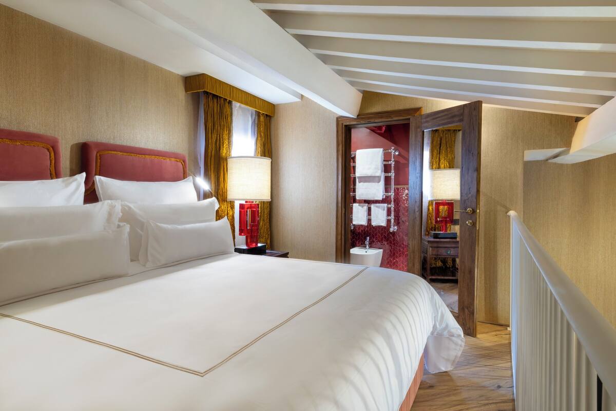 Master Suite | เครื่องนอนระดับพรีเมียม, มินิบาร์, ตู้นิรภัยในห้องพัก, โต๊ะทำงาน