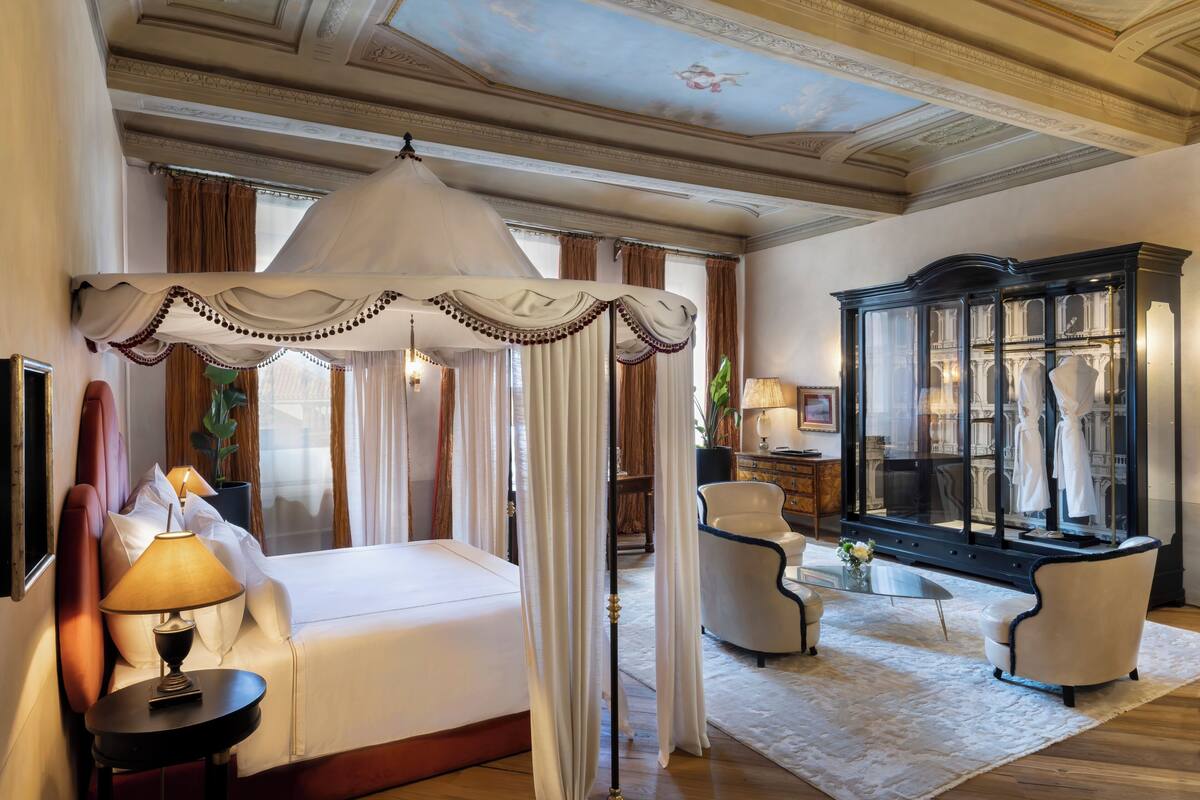 JC Suite | บริเวณนั่งเล่น | สมาร์ททีวี 32 นิ้ว พร้อมช่องดาวเทียม