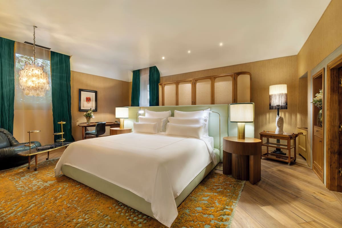 Suite, City View