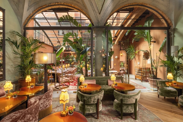 Lobby lounge