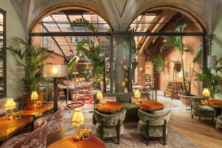 Lobby lounge. The James Suite Hotel Firenze 1564 - Small Luxury Hotels of the World