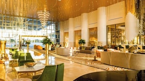 Un'ampia hall con soffitti alti, ampie finestre e arredamento moderno.