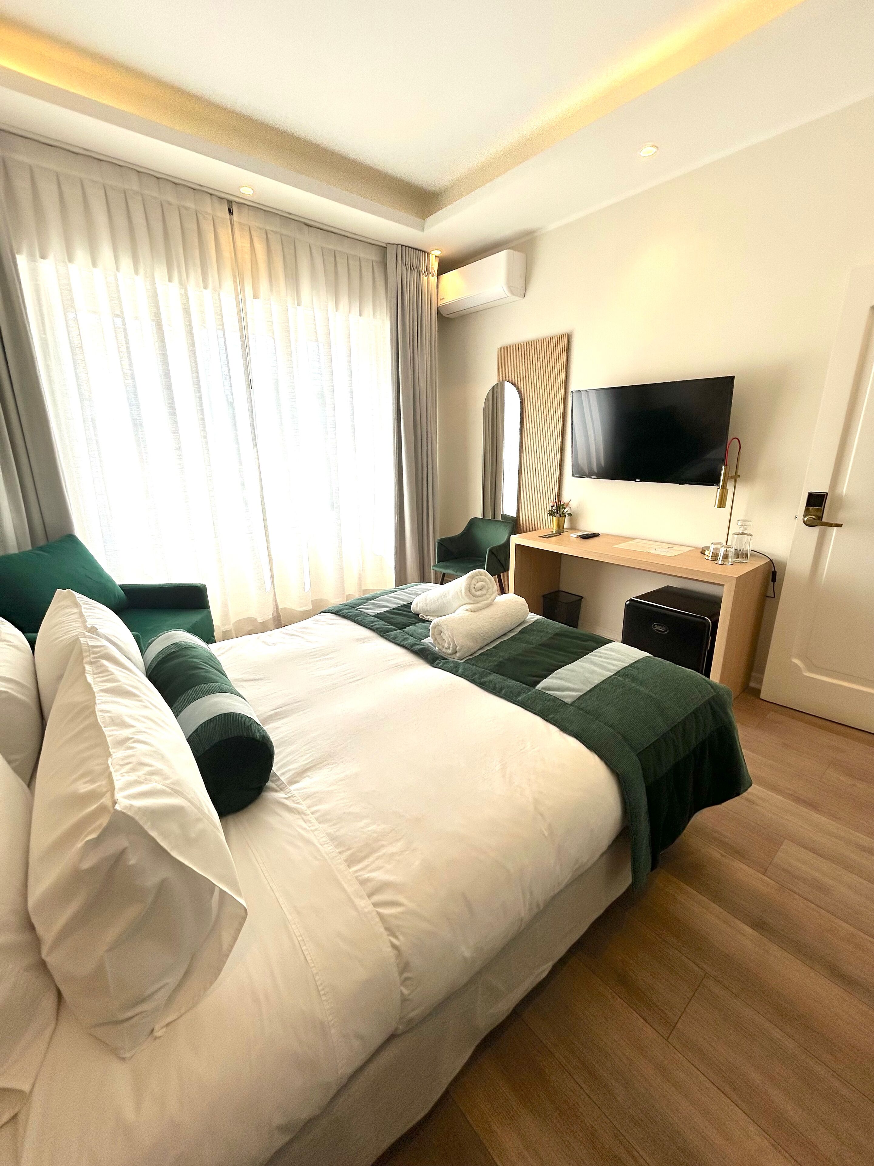 Caja de seguridad en la habitación y escritorio 