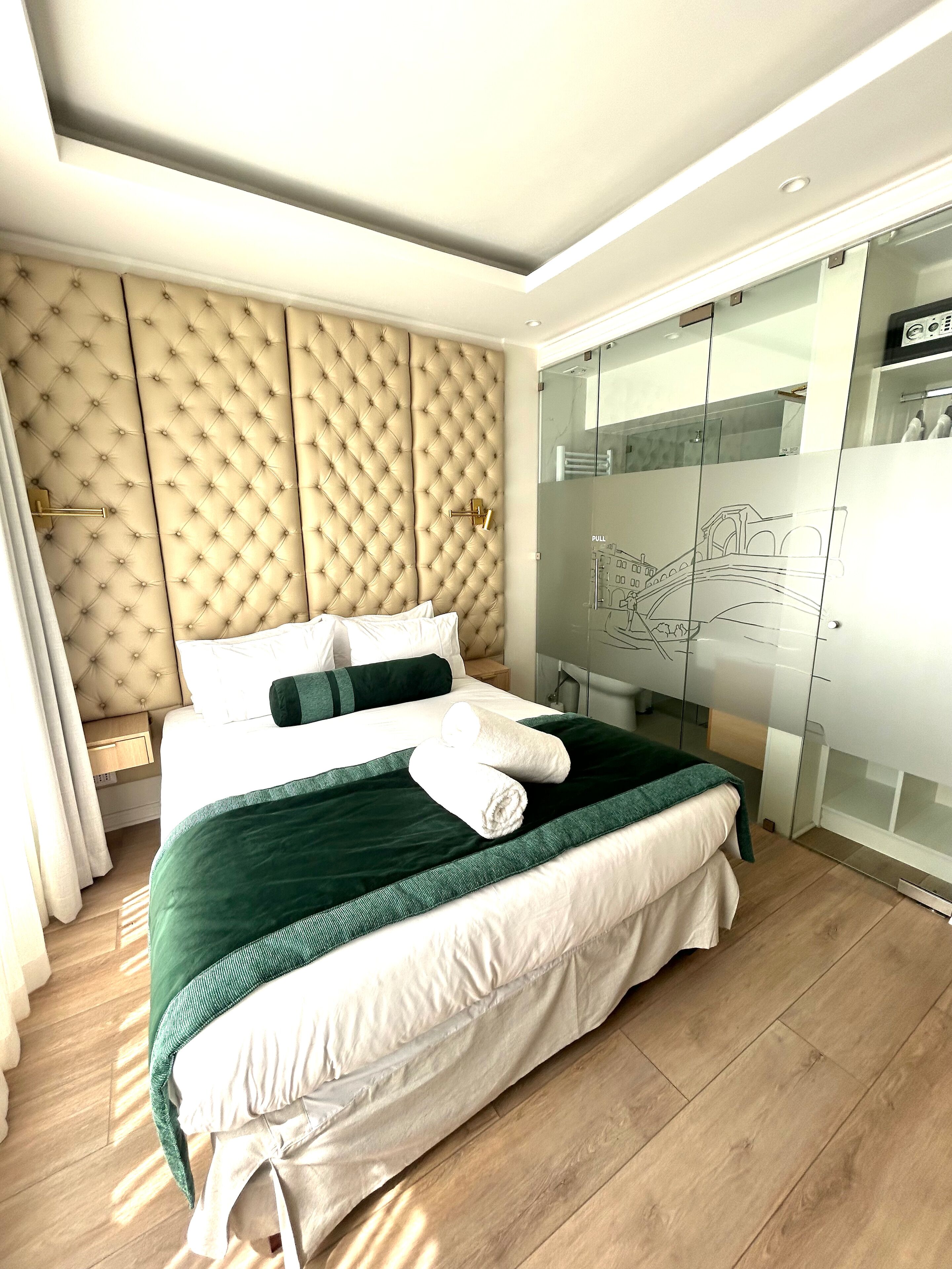 Caja de seguridad en la habitación y escritorio 