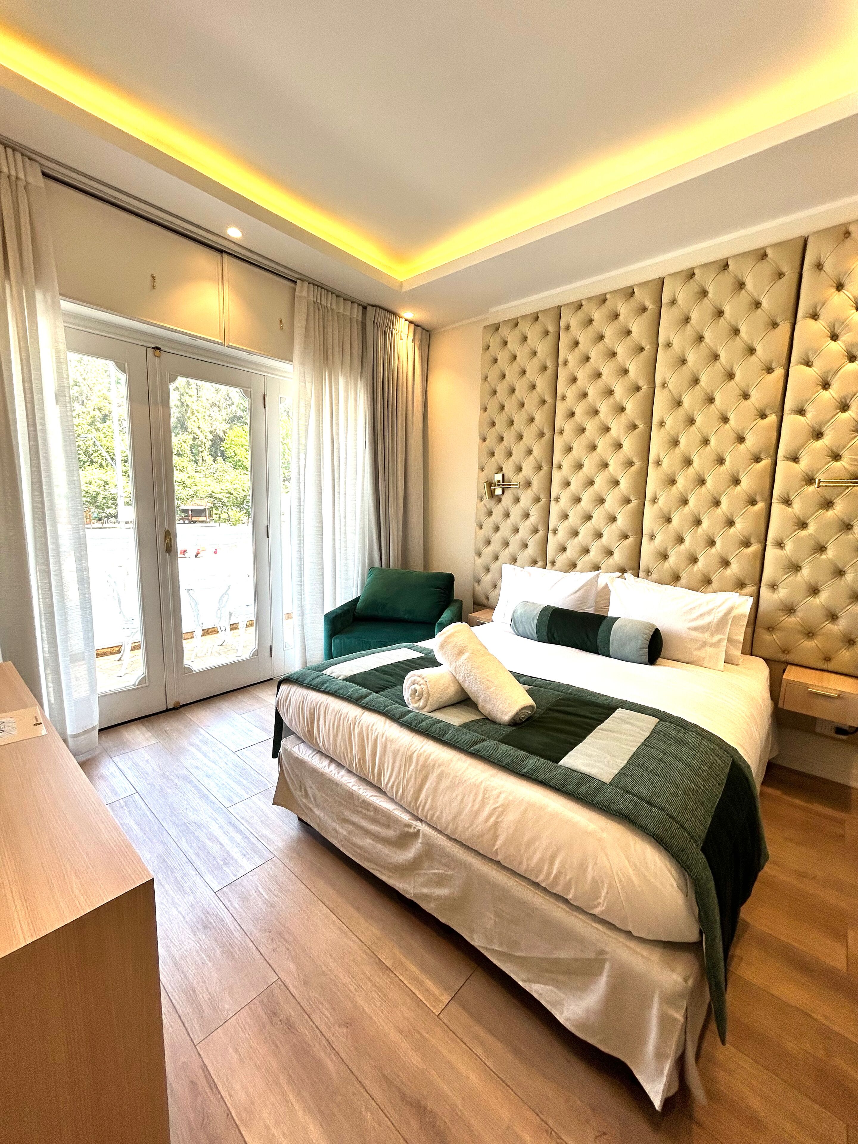 Rom – deluxe, balkong, parkutsikt | Safe på rommet, skrivebord og skrivebord for bærbar PC