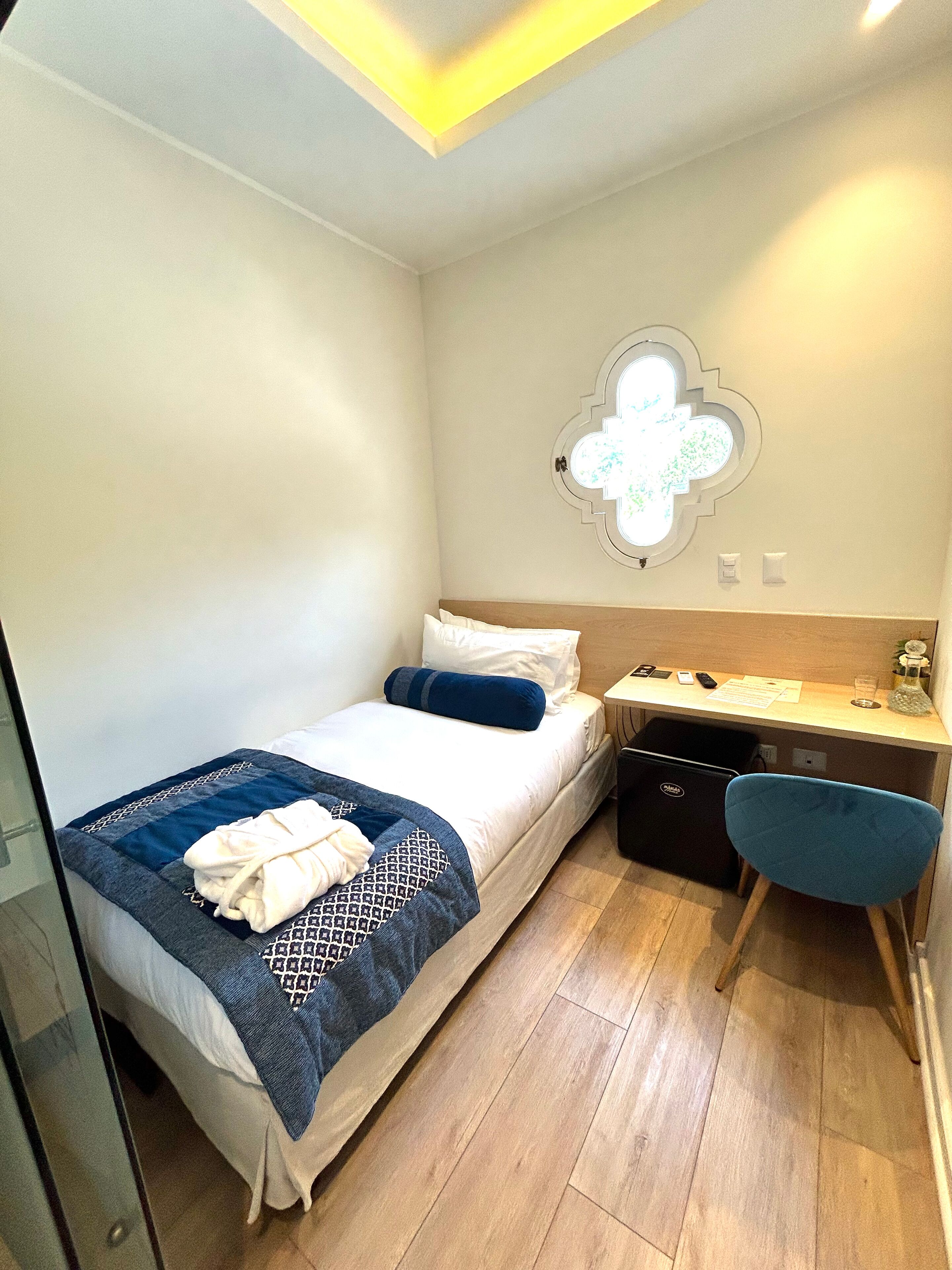 Caja de seguridad en la habitación y escritorio 