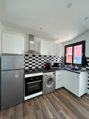 Kühlschrank, Mikrowelle, Ofen, Herdplatte