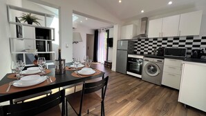 Una cocina moderna con microondas, horno y lavadora.