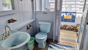 Bruser, hårtørrer, bidet, håndklæder