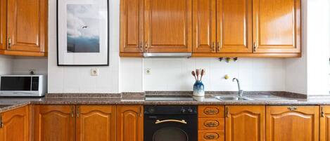 Mikrowelle, Ofen, Herdplatte, Wasserkocher mit Kaffee-/Teezubehör