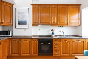 Micro-ondes, four, plaque de cuisson, cafetière/bouilloire