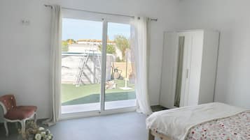 2 bedrooms, iron/ironing board, bed sheets