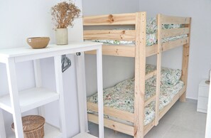 2 quartos, ferros/tábuas de passar roupa, roupa de cama