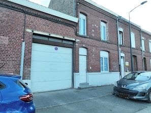 Exterior - Bright city apartment with 2 private indoor parking spaces (Beuvrages)