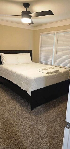 3 عدّة غرف نوم ومكواة/لوح كي وواي فاي مجانًا وملاءات أسرّة