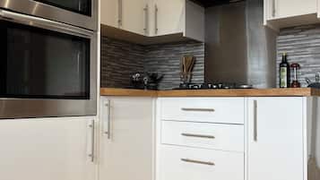 Micro-ondes, four, plaque de cuisson, lave-vaisselle