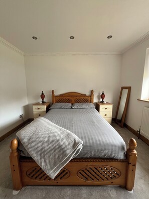 3 bedrooms, free WiFi, bed sheets, wheelchair access
