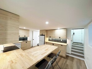 Private kitchen - Stylish 2BR - EWR, Stadium & NYC (Newark)