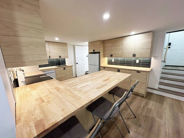 Private kitchen - Stylish 2BR - EWR, Stadium & NYC (Newark)