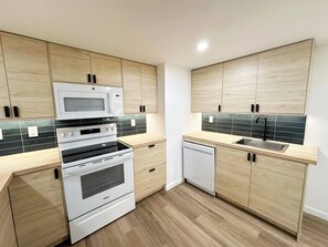 Private kitchen - Stylish 2BR - EWR, Stadium & NYC (Newark)