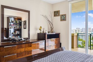 3 bedrooms, iron/ironing board, WiFi, bed sheets - *LUXURY KINGDAVID*3/2C*KINGBEDROOM*BEST LOCATION* (Sunny Isles Beach)