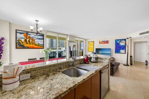 Interior - *LUXURY KINGDAVID*3/2C*KINGBEDROOM*BEST LOCATION* (Sunny Isles Beach)