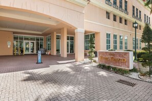 Exterior - *LUXURY KINGDAVID*3/2C*KINGBEDROOM*BEST LOCATION* (Sunny Isles Beach)