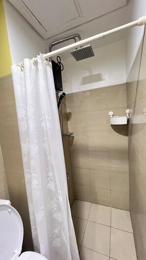 Bidê, toalhas de banho, papel higiênico